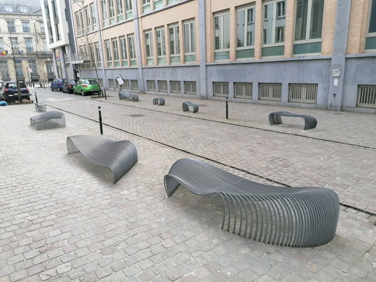 Rue de la Braie: benches street