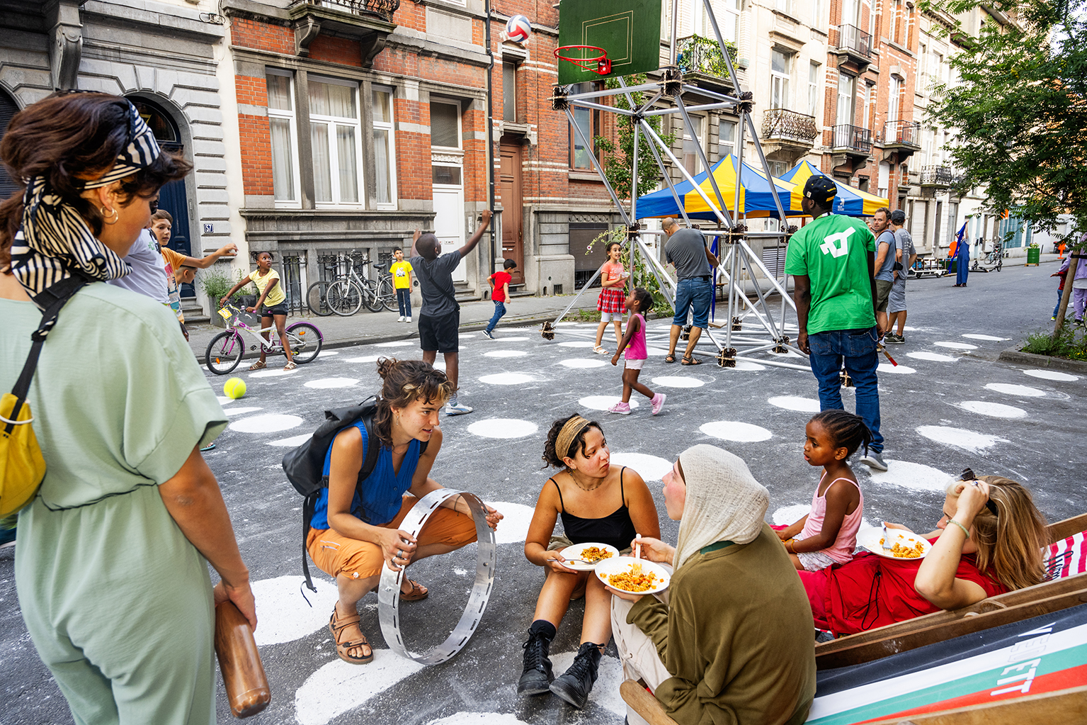 Mobil: mobil hero mobile setup with public in square 01