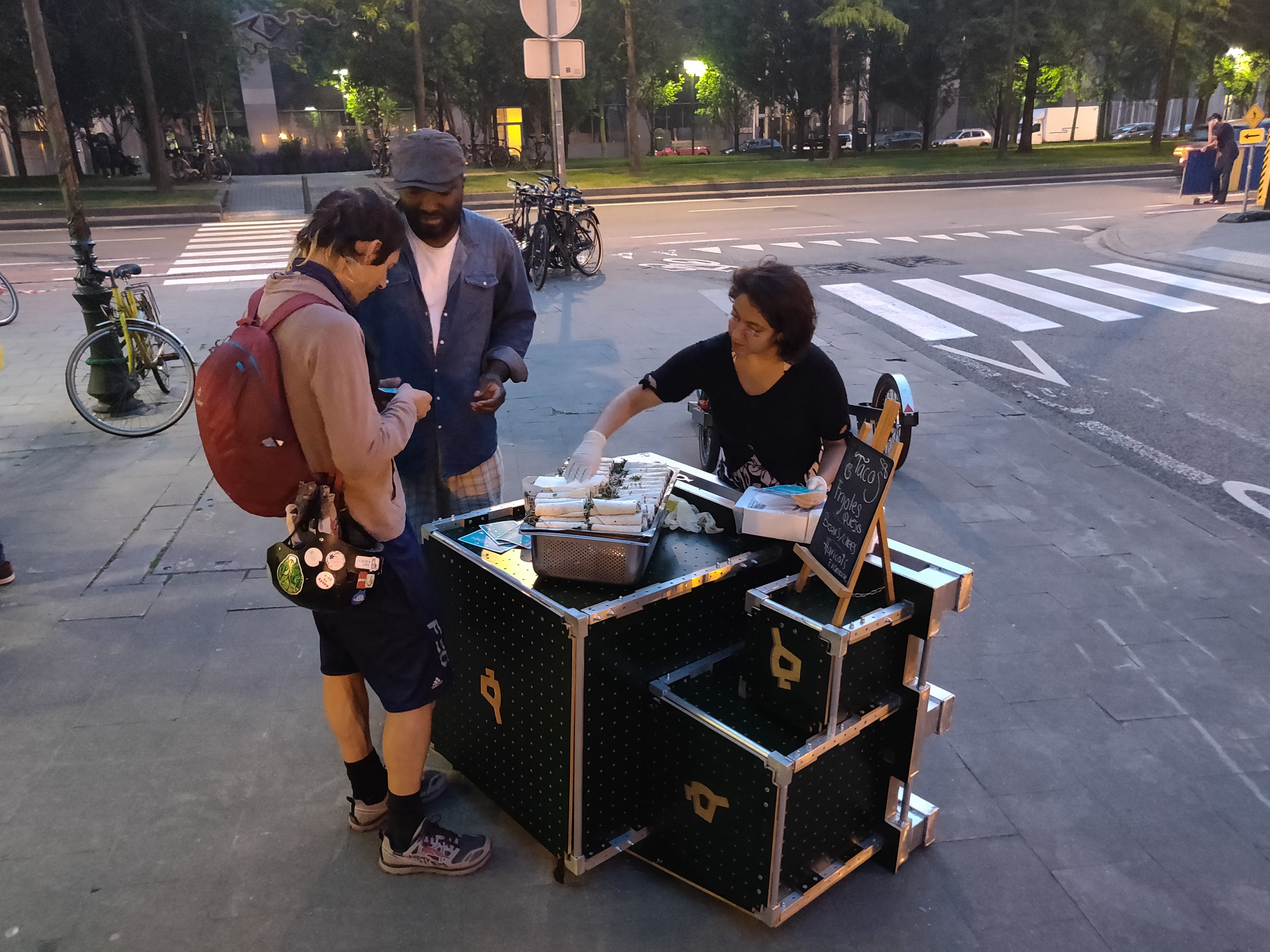 PLAYBOX: market stand