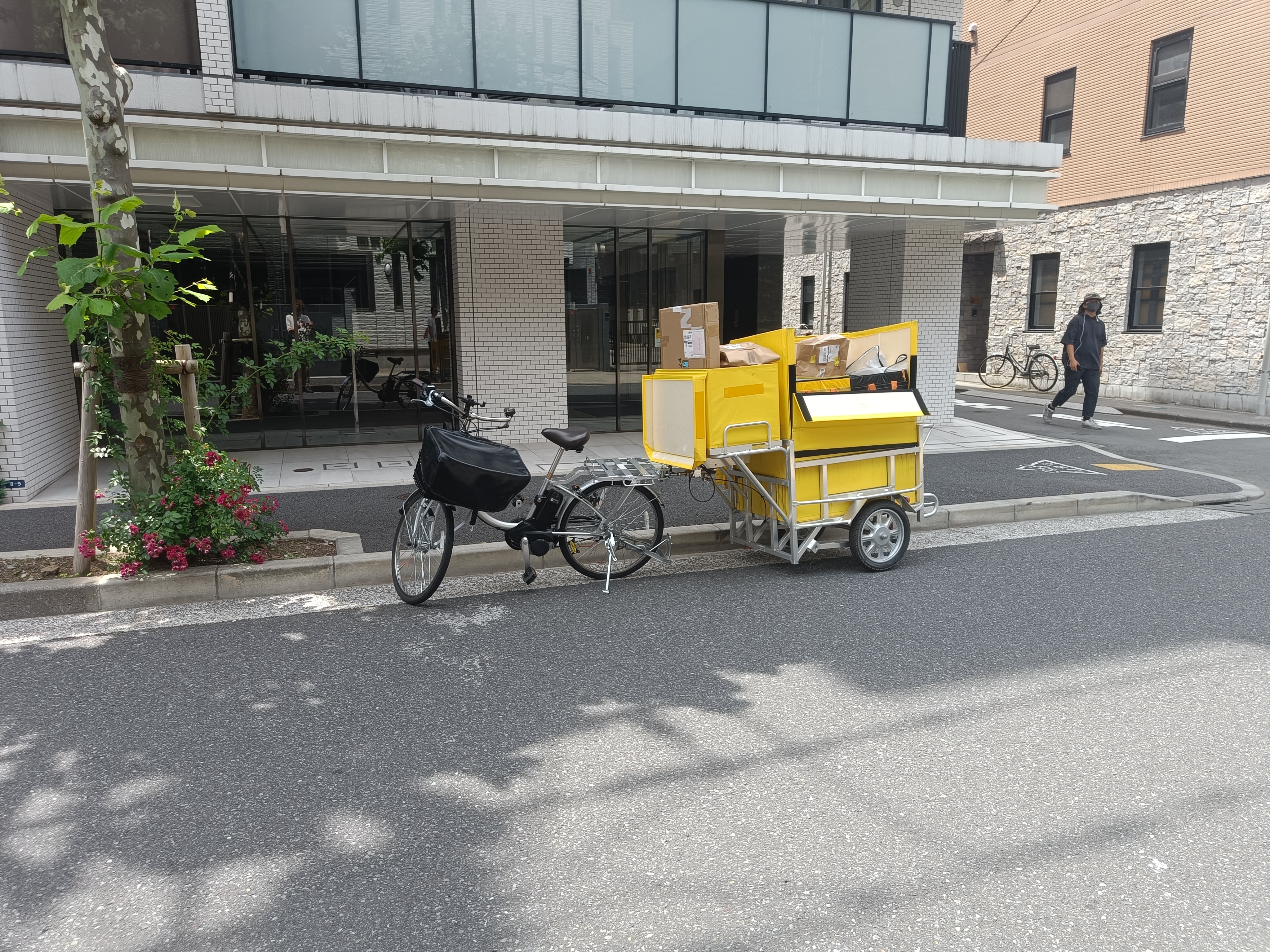 Tokyo Residency: yellow cart